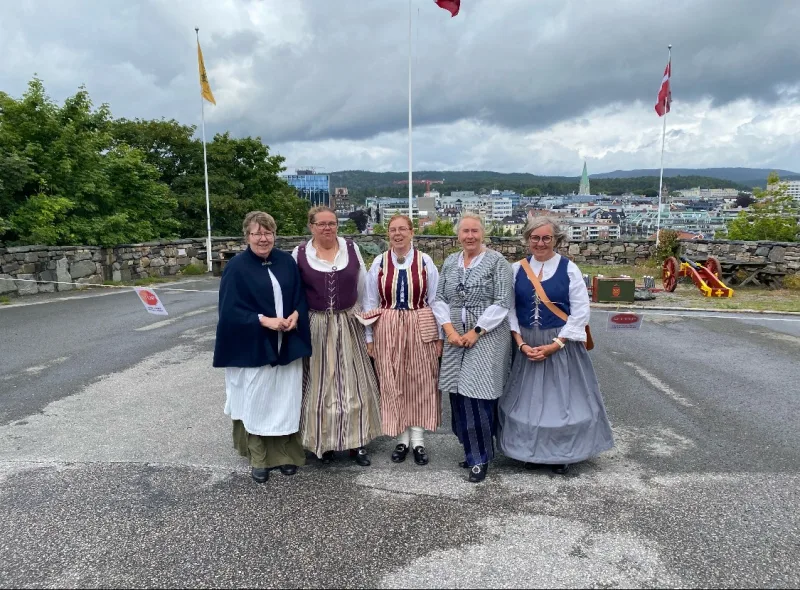 Damene i CAC sørget for salutten for H.M Dronning Sonja