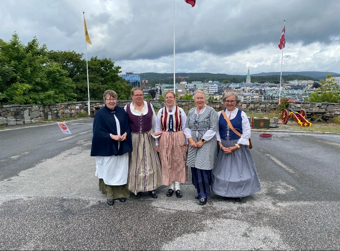 Damene i CAC sørget for salutten for H.M Dronning Sonja