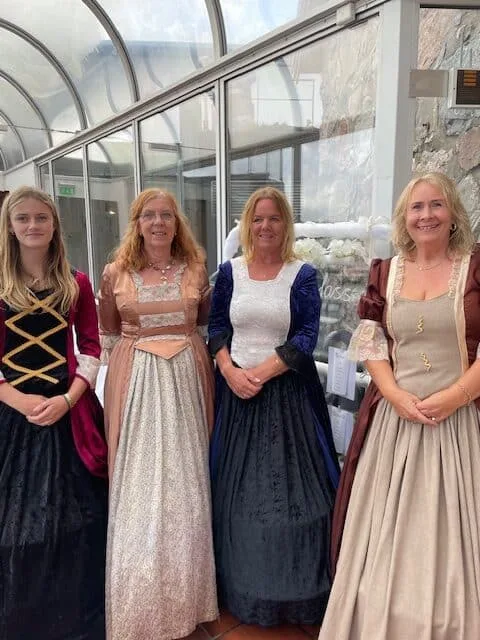 Mottakelse, servering og salutt i bryllup.
