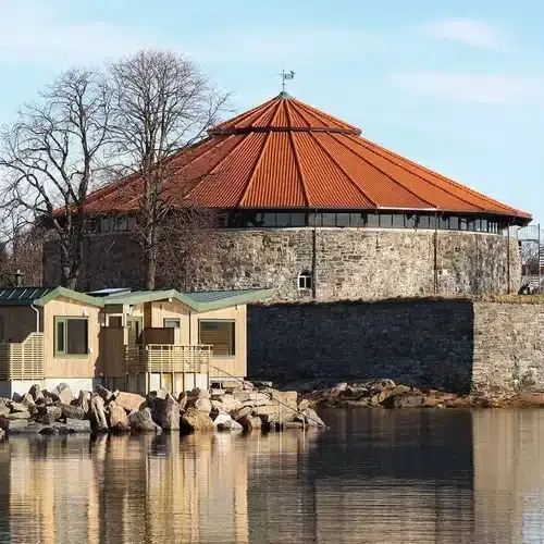 Salutt ved avduking av kunstverk på ny badstue ved Christiansholm