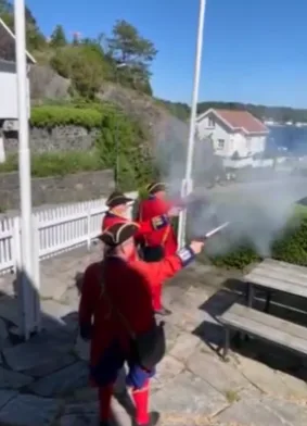 Marte og Daniel giftet seg, salutt med flintlåspistoler