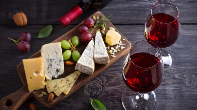 Sosial samling med ost og vin