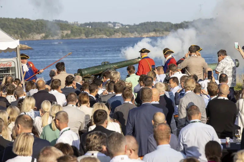 Åpnet Næringslivets hagefest med salutt